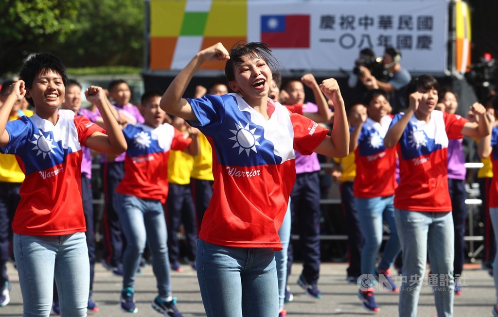 國慶籌備委員會8日在總統府前舉辦「國慶大會預演」活動,陸軍專科學校學生進行熱舞表演,展現青春活力。中央社記者王騰毅攝 108年10月8日