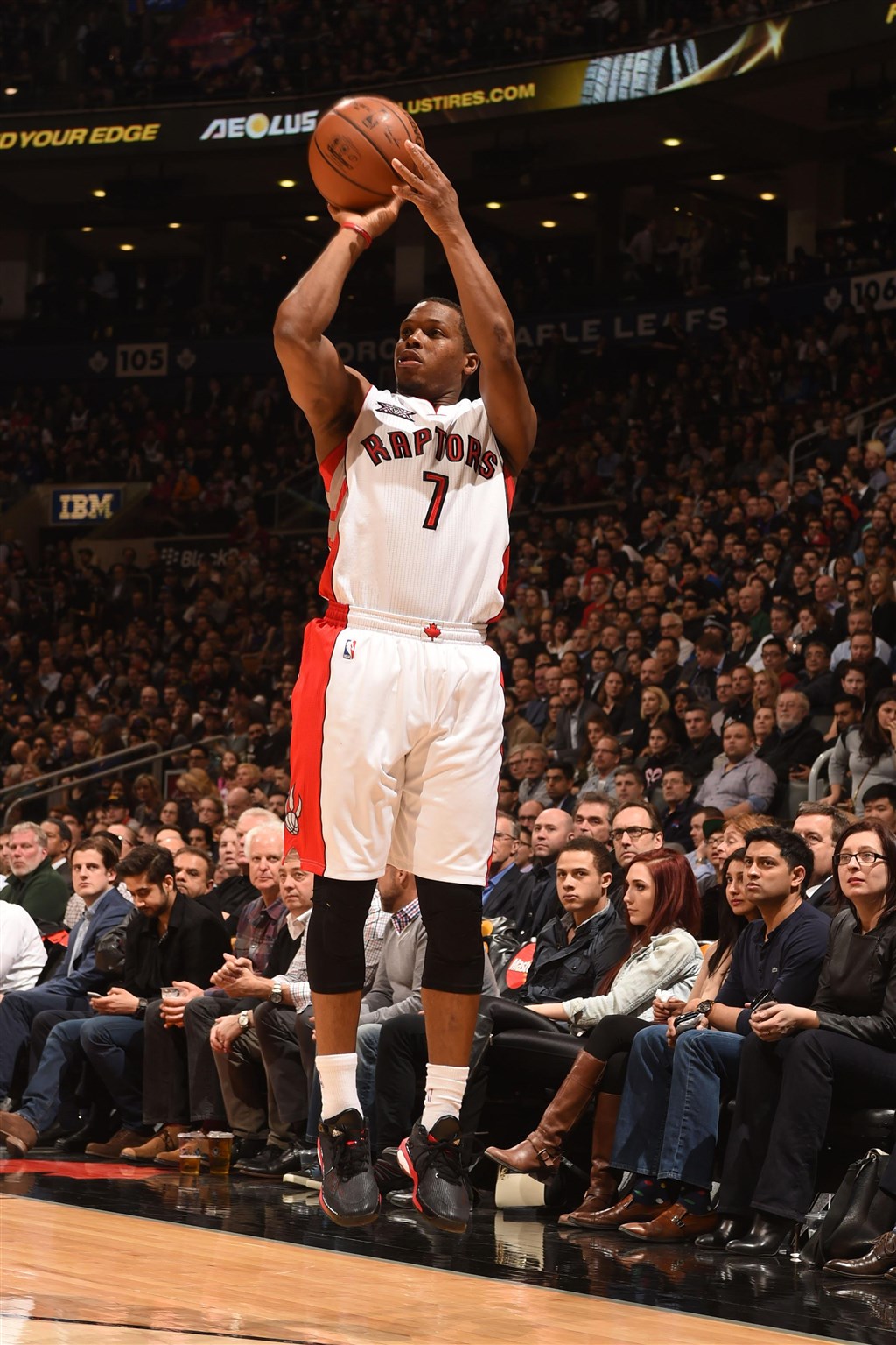 多倫多暴龍隊以1年3100萬美元和球員勞瑞(前)續約。(圖取自twitter.com/Klow7)