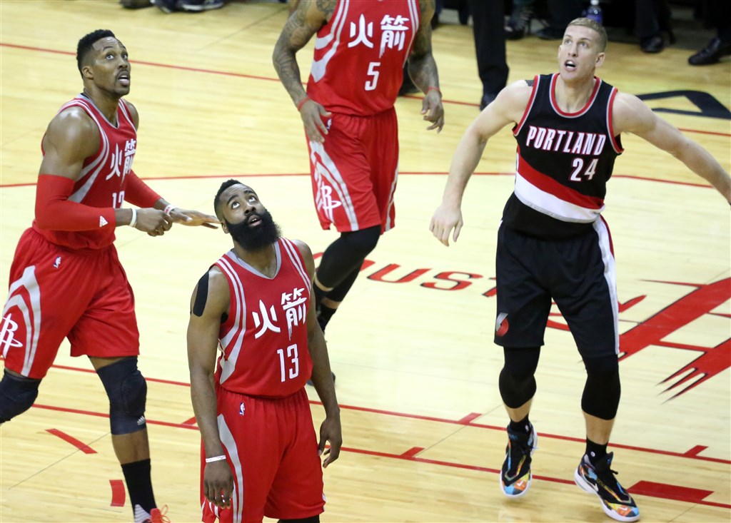 NBA休士頓火箭總經理支持香港的發文,引來中國方面強烈抨擊和抵制。旅美學者分析,中國把國內市場當工具的做法也可能傷到自己。圖為2016年火箭在主場對上波特蘭拓荒者,當時為迎接農曆新年,火箭隊隊員穿上印有中文字樣球衣。(檔案照片/中新社提供)