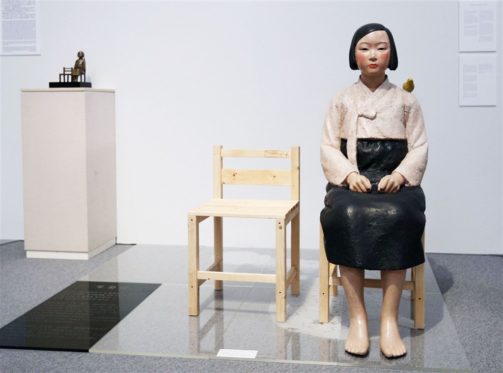 日本國際藝術節「愛知三年展2019」展出韓國雕刻家夫婦金曙炅與金運成所做的和平少女像,因為涉及日韓慰安婦問題惹議,日前被迫中止展覽。經協商後8日重新恢復展出。(共同社提供)