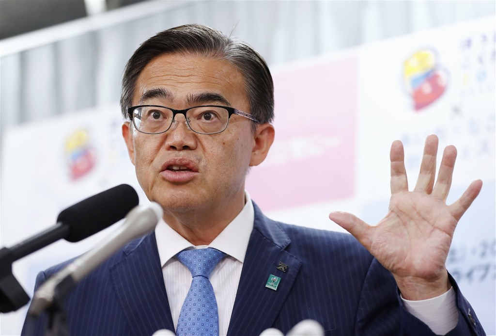 愛知三年展因展出一座象徵慰安婦問題的和平少女像,引發日本民眾激烈抗議,8月3日中止展示少女像。愛知縣知事大村秀章(圖)提出4項條件,在與策展方達成共識後,10月8日下午恢復展覽。(共同社提供)