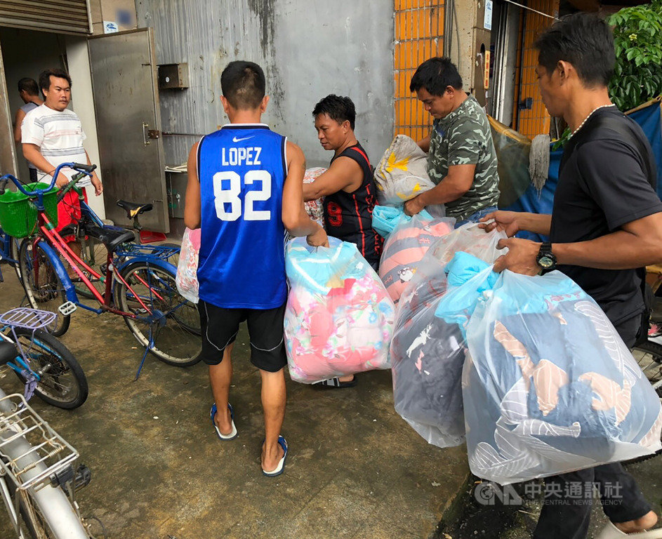 宜蘭縣南方澳跨港大橋發生坍塌意外,也揭露外籍漁工以船為家的克難生活,當地教會提供枕頭和棉被供他們在南方澳臨時居所使用。中央社記者閻文韜攝 108年10月8日