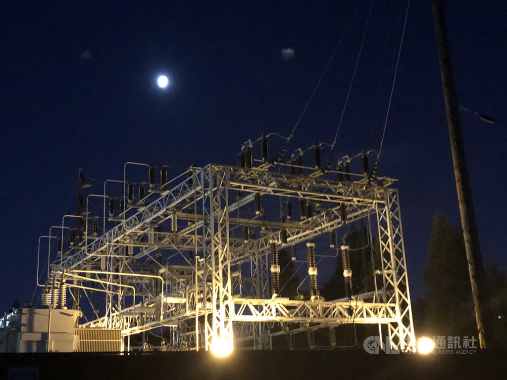 供給加州煤氣與電力的太平洋煤氣電力公司以強風可能威脅設備導致野火的安全理由宣布斷電,包括北加州及中加州城市有80萬用戶9日深夜起將無電可用。圖為加州當地的變電設施。中央社記者周世惠舊金山攝 108年10月9日