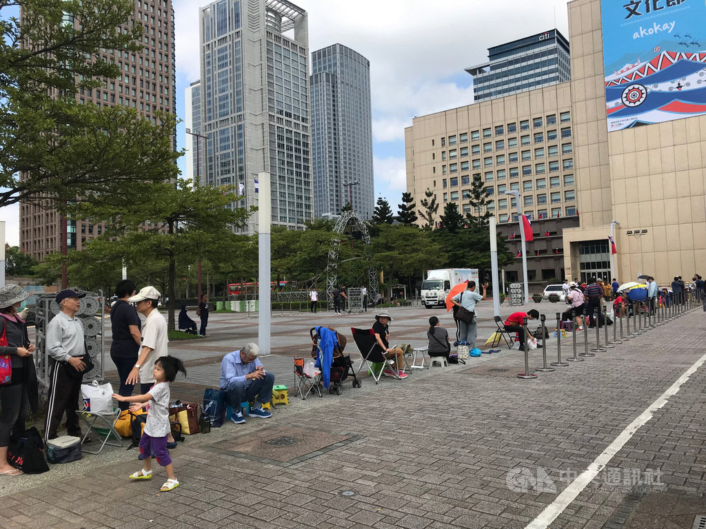 台北市政府10日將發送第5代「嗡嗡包」,9日已有不少民眾陸續到市府廣場排隊,帶著小凳子、野餐墊等,做好過夜準備。中央社記者梁珮綺攝 108年10月9日