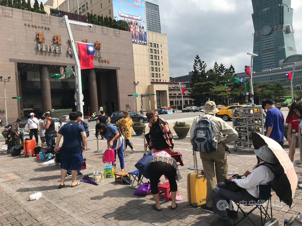 台北市政府10日將發送第5代「嗡嗡包」,9日清晨就有民眾陸續到市府廣場排隊。中央社記者梁珮綺攝 108年10月9日