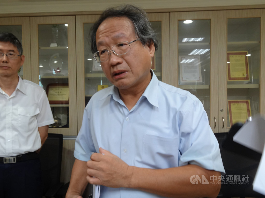 農委會副主委黃金城(右)9日表示,非洲豬瘟中央災害應變中心預計10月底向行政院報告,規劃11月底、12月初進行爆發案例場半徑3公里內的防疫演習。中央社記者楊淑閔攝 108年10月9日