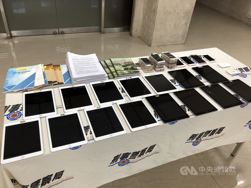 刑事局9日公布與越南警方攜手破獲跨境電信詐騙集團,該集團主要鎖定在美華裔人士行騙,謊稱被害人帳戶涉及孩童販賣案件而要求匯款,台越警方共逮24嫌遣返、送辦。圖為贓證物。中央社記者黃麗芸攝 108年10月9日