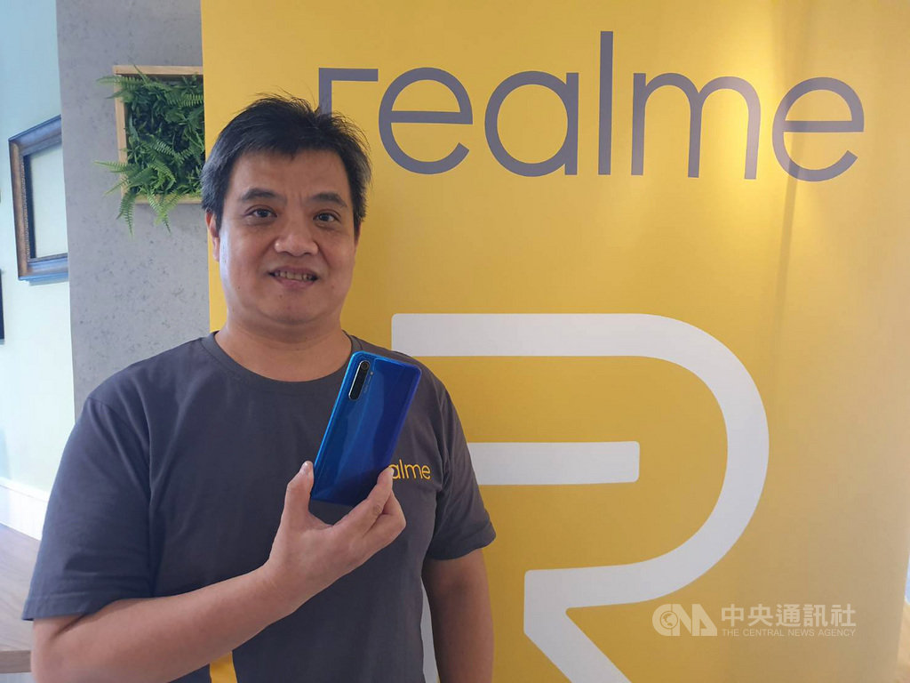 新興品牌realme在5月進軍台灣市場,看好新機助攻下,目標年底拿下3%到5%的市占,並爭取台灣5G上線時為第一波手機供應廠商。圖為realme台灣市場商務長鍾湘偉。中央社記者江明晏攝 108年10月9日
