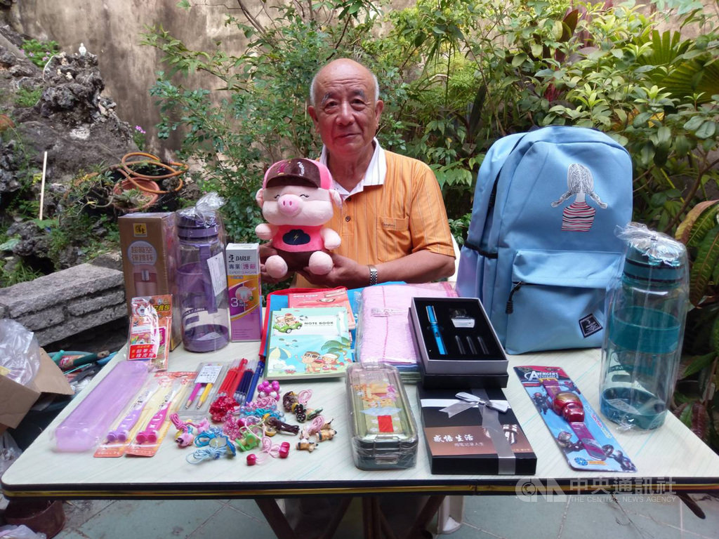 家扶基金會9日邀請29名認養人飛往越南胡志明市,與認養學童見面,長期認養人陳和松準備許多學用品及禮物要送給孩童。(家扶基金會提供)中央社記者郝雪卿傳真 108年10月9日