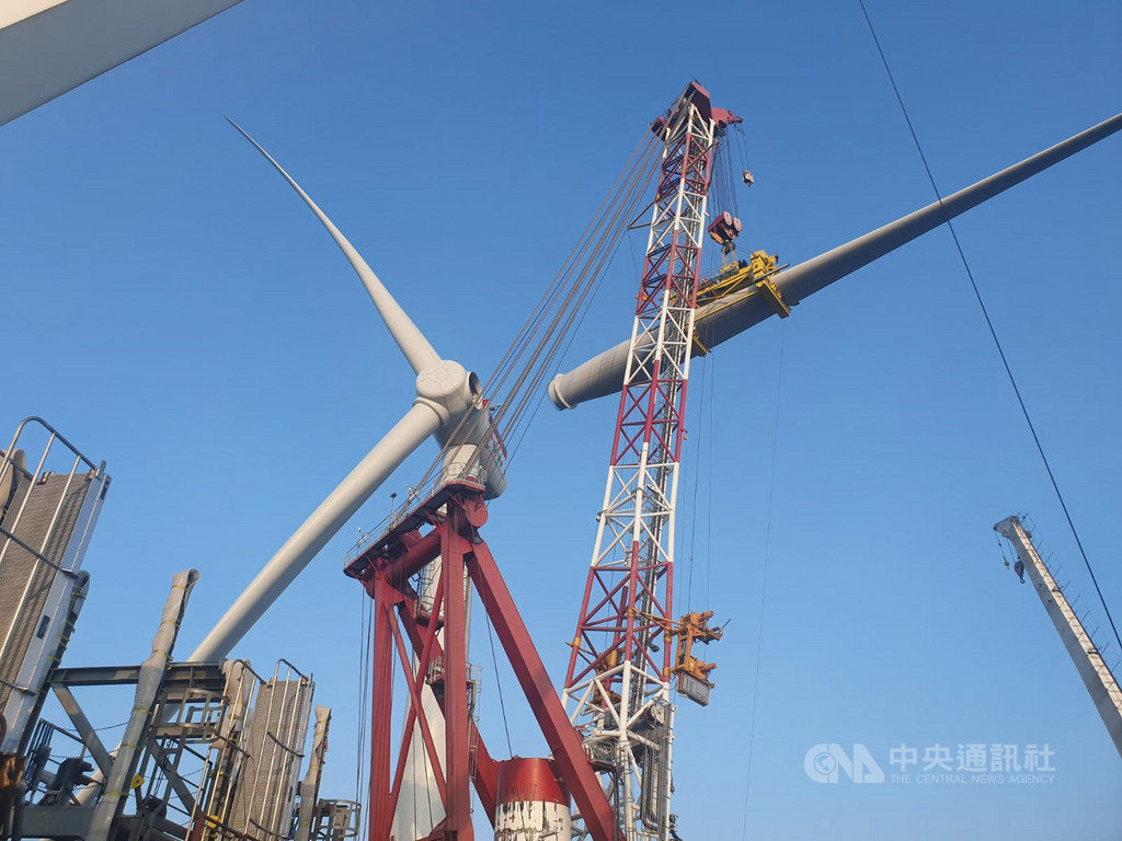上緯投控主導開發的台灣首座離岸風電風場海洋風電9日宣布,第2階段20支風機全數安裝完成,預計年底前商轉。(上緯投控提供)中央社記者潘智義傳真 108年10月9日