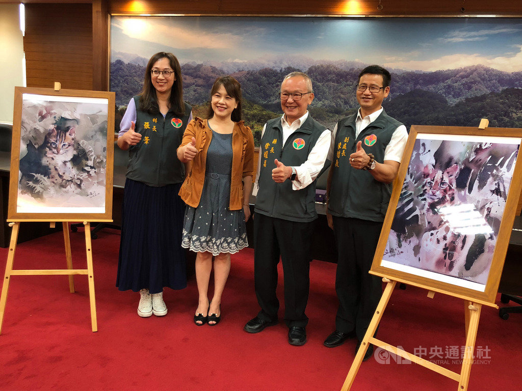 苗栗畫家丘璦珍(左2)繪製石虎畫作,9日將畫作版權無償提供苗栗縣府使用,苗栗縣長徐耀昌(右2)感謝她的暖心義舉,並強調縣府會妥善運用在石虎保育宣導與教育推廣,號召更多人關注石虎保育與棲地生態保護議題。中央社記者管瑞平攝 108年10月9日