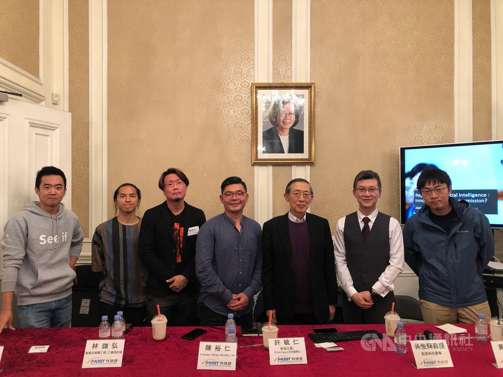 國民黨立法委員許毓仁(左4)近期訪英,5日舉辦座談會和旅英科技業人士商討他正在推動的人工智慧發展基本法。中央社記者戴雅真倫敦攝 108年10月9日