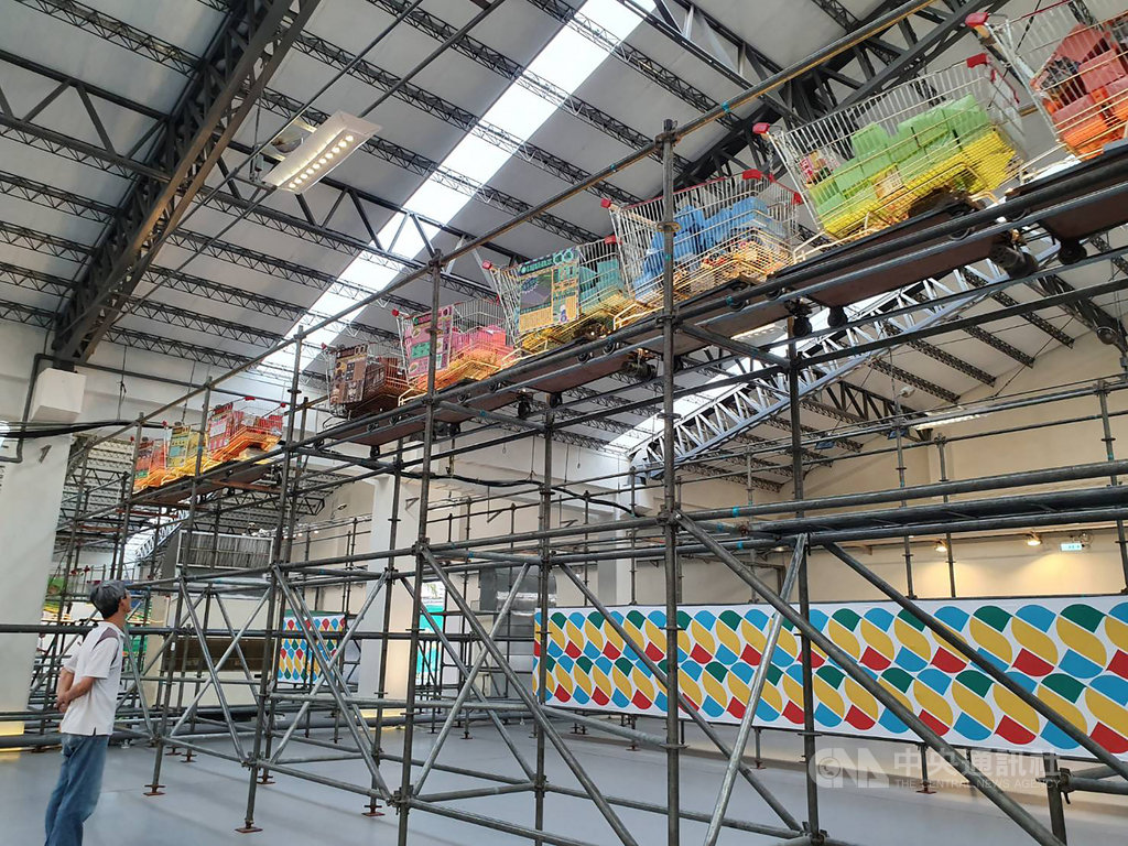 2019台灣設計展5日起在屏東登場,主展區打造有「雲霄推車」超級市場,成為展場亮點,吸引許多民眾拍照打卡。中央社記者郭芷瑄攝 108年10月9日
