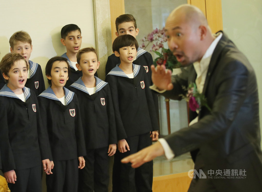 維也納少年合唱團10日起將陸續在宜蘭演藝廳、台中市中山堂、高雄衛武營國家藝術文化中心與台北國家音樂廳演出,9日在台北舉行記者會,現場演唱歌曲。中央社記者張新偉攝 108年10月9日