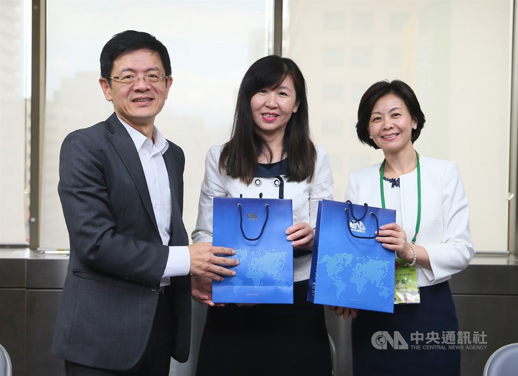 僑委會舉辦2019年海外華文媒體訪問團,邀請海外華文媒體人士來台參訪,9日拜會中央通訊社,中央社社長張瑞昌(左)致贈紀念品,由僑務通訊社長莊雅淑(中)、訪問團團長方菲(右)代表接受。中央社記者謝佳璋攝 108年10月9日