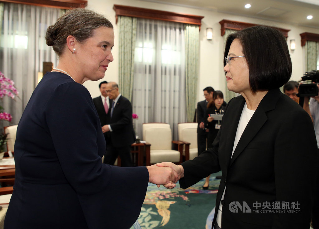 總統蔡英文(右)9日在總統府接見美國國務院主管澳洲、紐西蘭及太平洋島國事務副助卿暨APEC資深官員孫曉雅(左),蔡總統表示,孫曉雅上任不到半年就來台訪問,展現美國對台灣的支持,台灣願全力與美國及理念相近國家加強合作。中央社記者鄭傑文攝 108年10月9日