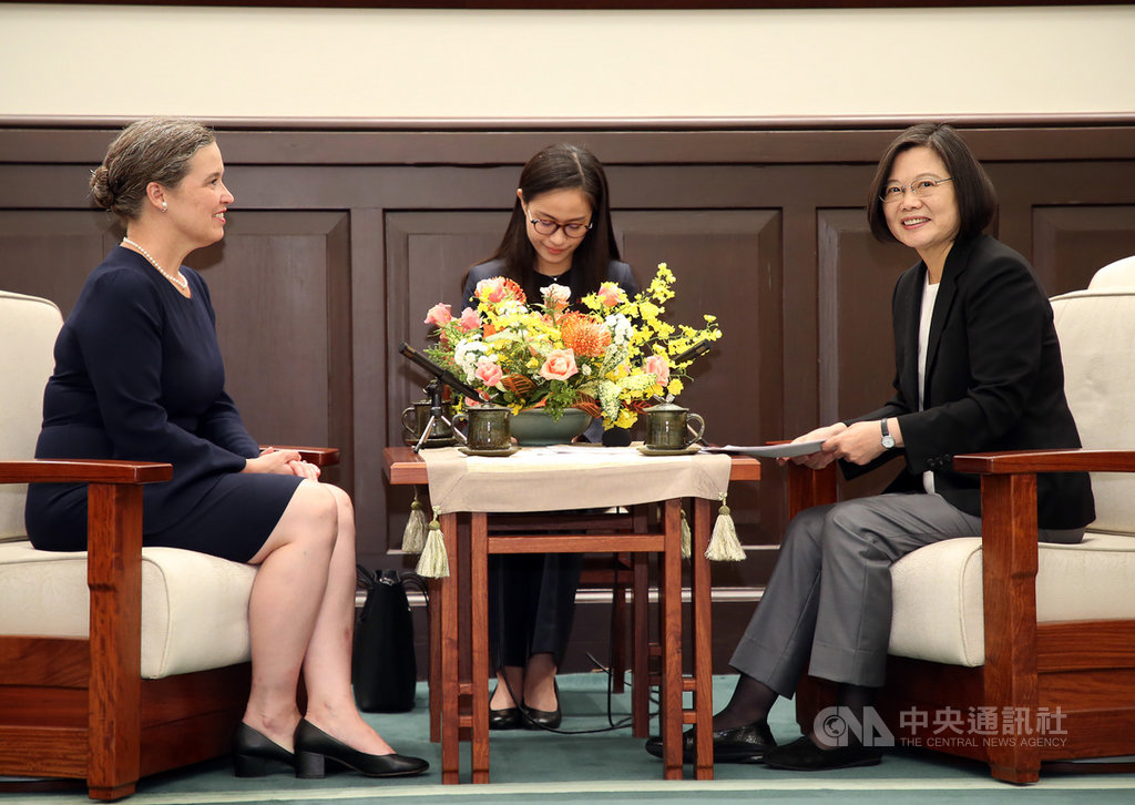 總統蔡英文(右)9日在總統府接見美國國務院主管澳洲、紐西蘭及太平洋島國事務副助卿暨APEC資深官員孫曉雅(左),感謝孫曉雅出席台美第一次太平洋對話,與台灣交換意見,一起維護區域的穩定與共同價值。中央社記者鄭傑文攝 108年10月9日