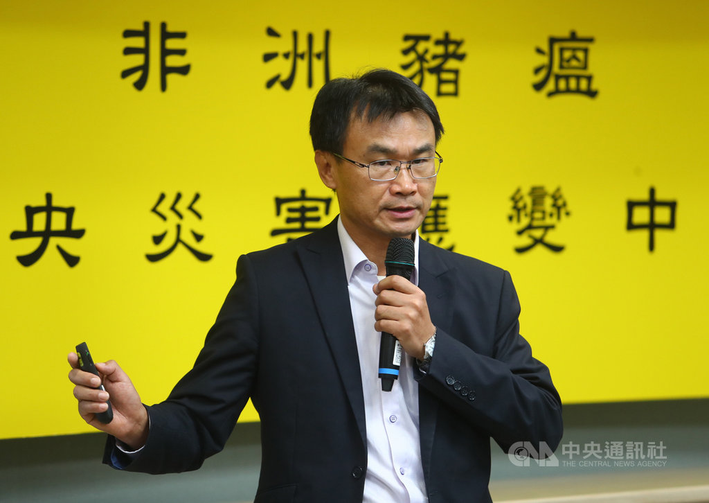 非洲豬瘟中央災害應變中心9日召開記者會,農委會主委陳吉仲(圖)表示,9月至今,違規攜帶肉製品被裁罰新台幣20萬元的件數仍有51件,因剛好遇上中秋節前後,民眾攜帶含有肉製品的月餅等產品,應變中心將加強宣導。中央社記者王騰毅攝 108年10月9日