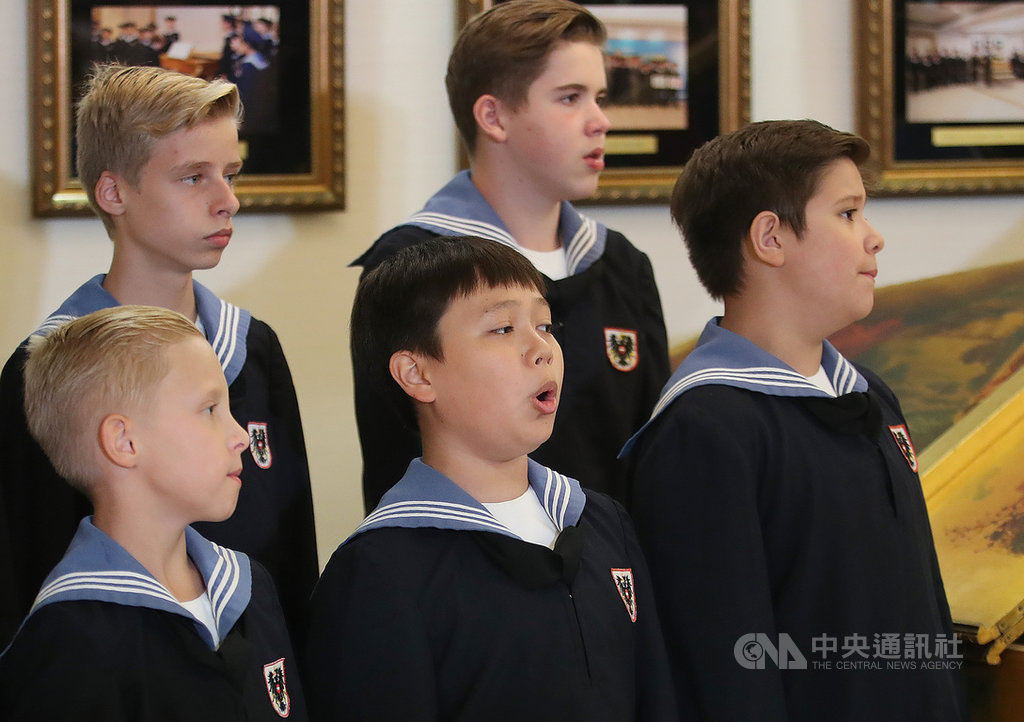 連續15年訪台的維也納少年合唱團,今年團員中有一名台灣男孩巴湧恩(前中),遠渡重洋入團,只為愛唱歌,可愛模樣十分討喜。中央社記者張新偉攝 108年10月9日