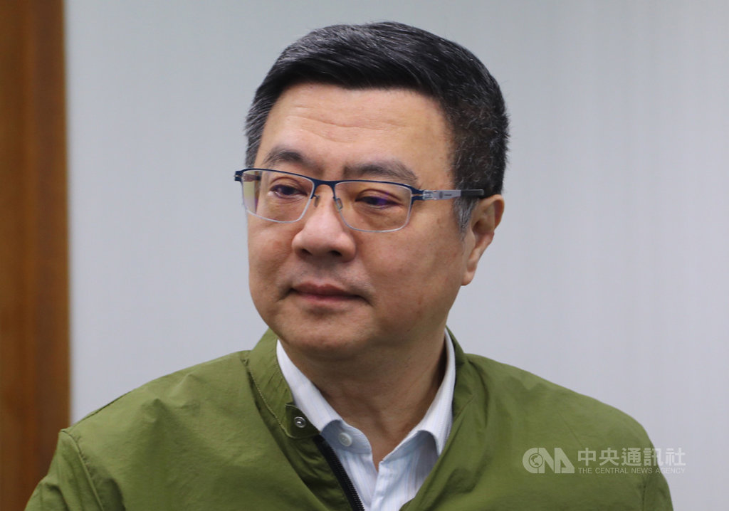 民進黨立委蔡易餘9日在立法院財政委員會質詢時表示,無現金交易是未來趨勢,呼籲民進黨不要再打台北市智慧販賣機這個議題。民進黨主席卓榮泰(圖)在中常會前受訪表示,民進黨不是追打,只是希望任何政策突然改變,要讓台北市民有所適從,不要讓這種改變、善變成為常態。中央社記者王騰毅攝 108年10月9日