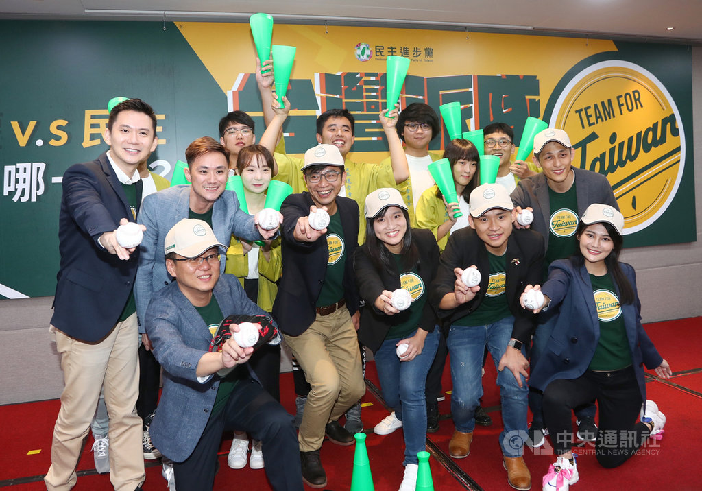 民進黨9日舉行青年連線記者會,幾個艱困選區青年立委參選人包括賴品妤(前排右起)、張銘祐、謝佩芬、周江杰、莊競程、鄭朝方(2排左起)、蔡沐霖、吳怡農(2排右)聯合組成「台灣派隊」棒球隊,由新的青年助選團助陣替他們加油打氣。中央社記者王騰毅攝 108年10月9日