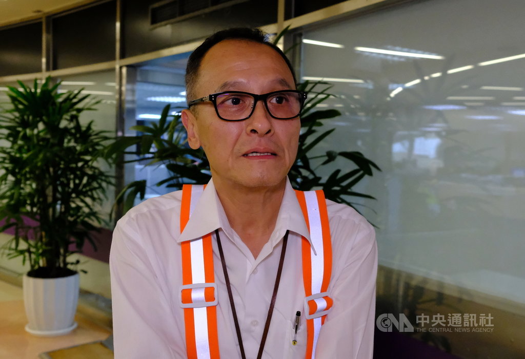 桃園國際機場在一週內發生2起班機在地面時遭擦撞意外,桃園航勤公司勞工安全衛生室副主任孫啟珩(圖)9日表示,已進行檢討,也會加強人員訓練,強化嚴格執行SOP(標準作業程序),防止事件再度發生。中央社記者邱俊欽桃園機場攝 108年10月9日
