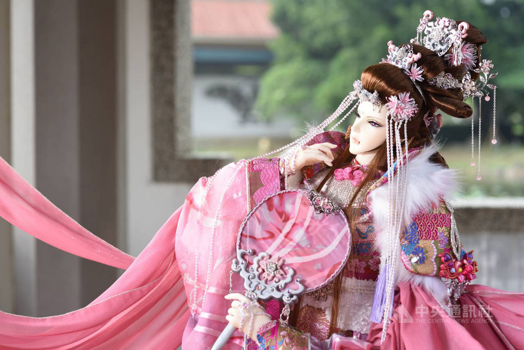 為染病的阿里山百年染井吉野櫻祈福,創意木偶團隊三昧堂打造美麗的戲偶「櫻后」,戲偶頭上的手工纏花是國寶級大師施麗梅的作品。(嚴仁鴻提供)中央社記者蔡智明傳真 108年10月9日
