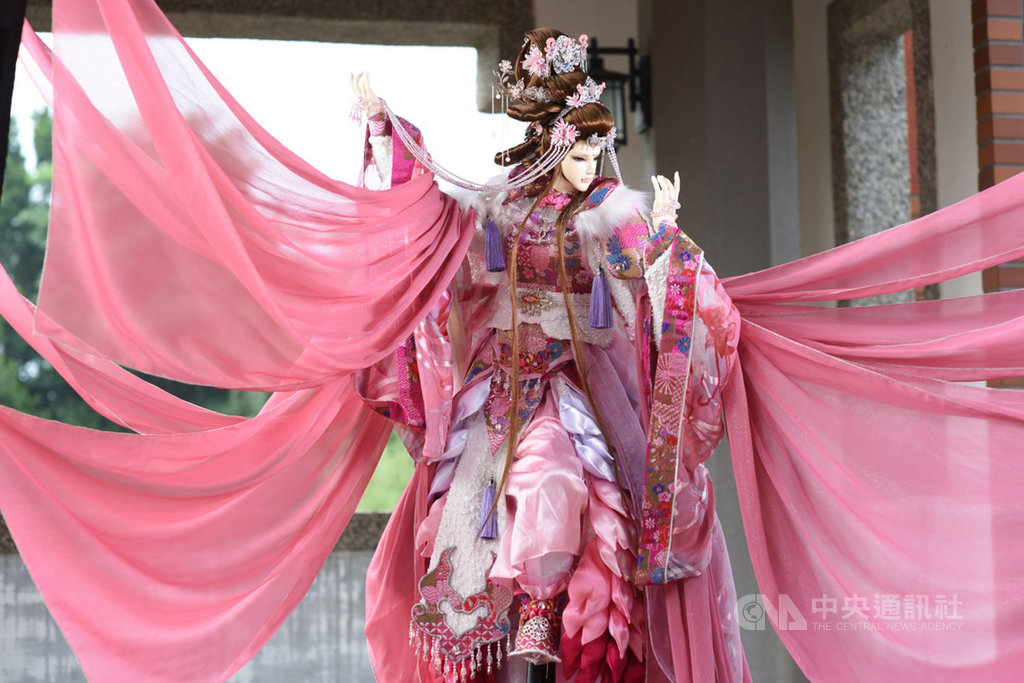 為染病的阿里山百年染井吉野櫻祈福,創意木偶團隊三昧堂打造美麗的戲偶「櫻后」,戲偶服裝使用日式扶桑花紋布料為主布,裙襬則用4種不同顏色布料,剪裁車縫成110片櫻花花瓣形狀,堆疊出粉紅色的漸層感,象徵櫻后的百年風華。(嚴仁鴻提供)中央社記者蔡智明傳真 108年10月9日