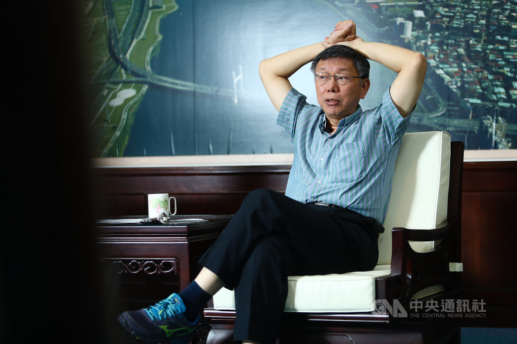 台北市長柯文哲(圖)提倡「友中親美」,他接受中央社專訪時指出,「友中是可以讓台灣在國際上獲得最大生存空間,友是按照我的需要友」,認為總統蔡英文嗆中是為選票。中央社記者王騰毅攝 108年10月9日