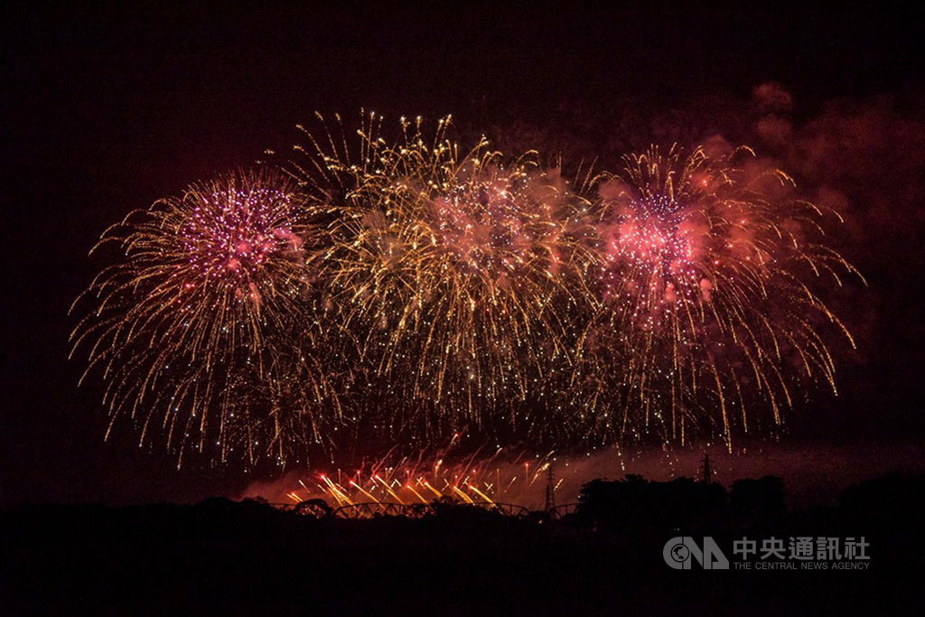 雙十節4天連假,屏東熱門觀光景點墾丁及小琉球旅宿迎來近2年難得一見的盛況,10日至12日幾乎滿房,業者表示,秋冬國旅補助和國慶煙火在屏東施放是最大加持。(屏東縣政府提供)中央社記者郭芷瑄傳真 108年10月9日