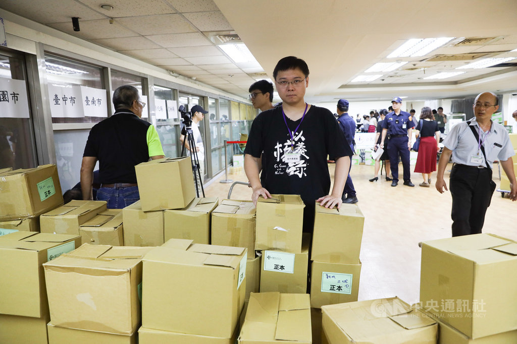 重啟核四公投領銜人黃士修(中)9日下午前往中選會,送出重啟核四公投連署書。中央社記者謝佳璋攝 108年10月9日