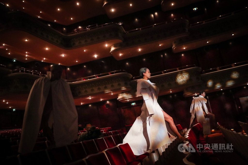 2019舞蹈秋天開幕記者會9日在國家戲劇院舉行,現場邀請何曉玫Meimage Dance舞團演出舞蹈秋天閉幕作品「極相林」片段。中央社記者吳家昇攝 108年10月9日