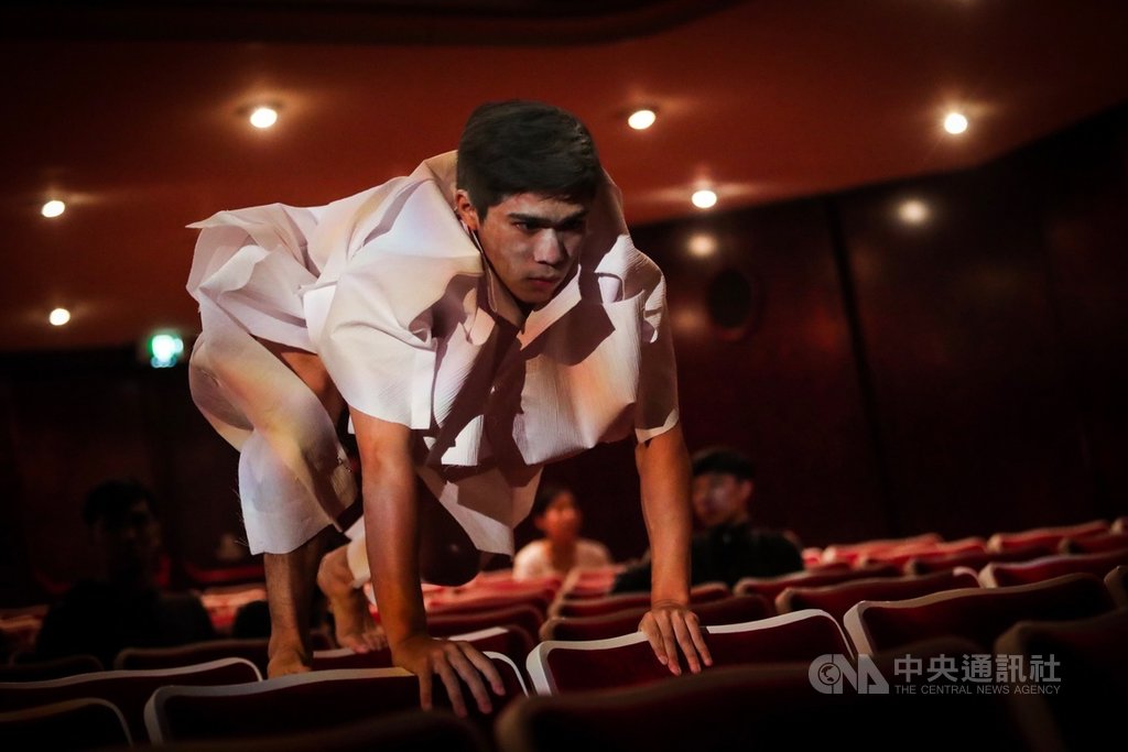 2019舞蹈秋天開幕記者會9日在國家戲劇院舉行,現場邀請何曉玫Meimage Dance舞團演出舞蹈秋天閉幕作品「極相林」片段,舞者演出時跨越觀眾席吸引觀眾目光。中央社記者吳家昇攝 108年10月9日