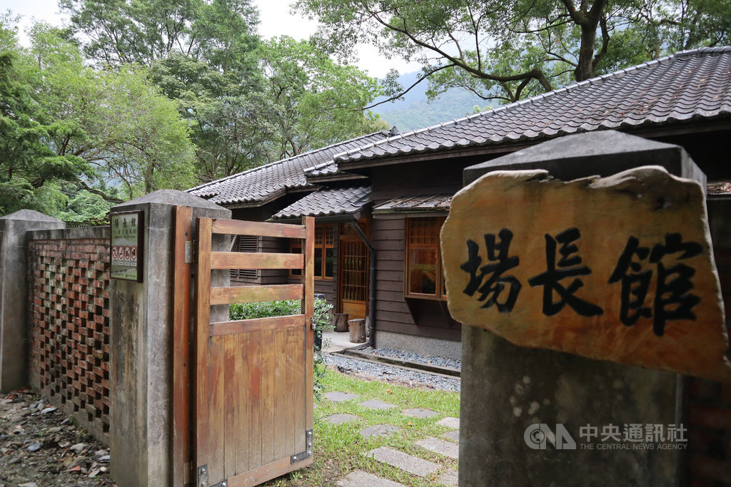 林務局花蓮林區管理處9日下午在林田山林業文化園區的場長館前庭園舉行「中央地方四方合作備忘錄MOU」簽署儀式,場長館同時推出首場展覽「太魯閣族編織展」。中央社記者李先鳳攝 108年10月9日
