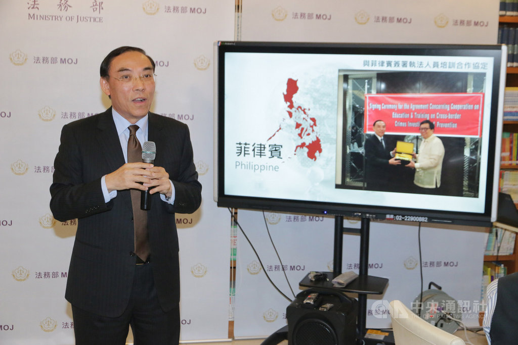 法務部國際及兩岸法律司9日舉行媒體茶敘,部長蔡清祥分享在司法官學院院長、調查局長任內,致力國際交流的經驗。中央社記者蕭博文攝 108年10月9日