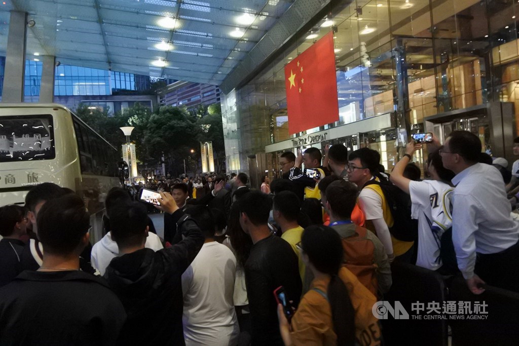 9日下午,上海浦東麗思卡爾頓酒店大廳外聚集了約100名球迷,他們每每在「疑似NBA球員」走出大巴士時就一擁而上拍照。放在當前中國抵制NBA的情境下,對照著酒店大門上的五星旗,形成有意思的畫面。中央社記者張淑伶上海攝 108年10月9日