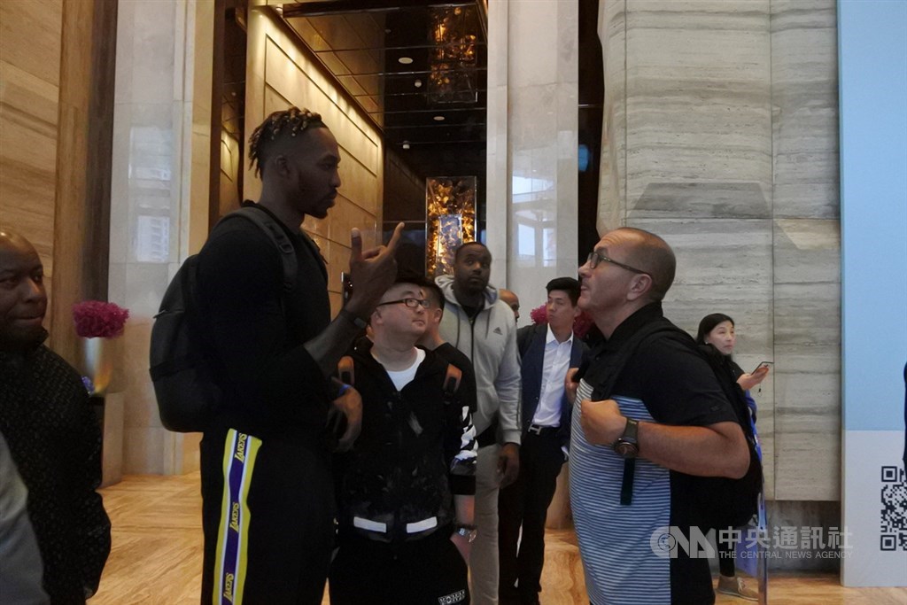 NBA湖人隊球星「魔獸」霍華德(Dwight Howard)9日現身在上海浦東麗思卡爾頓酒店大廳。當天原本要舉行球員公開受訪活動,已被臨時取消。中央社記者張淑伶上海攝 108年10月9日