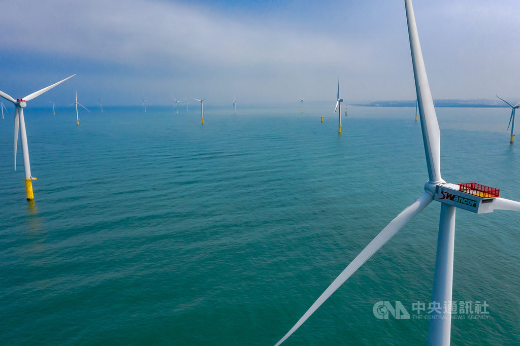 上緯投控主導開發的台灣首座離岸風電風場海洋風電9日宣布,第2階段20支風機全數安裝完成,即所有風機完成安裝。(上緯投控提供)中央社記者潘智義傳真 108年10月9日