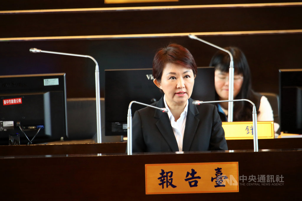 台中市近來空污問題嚴重,市長盧秀燕(圖)9日在市議會施政報告時表示,對於空污問題未能解決,她深感自責跟抱歉,她和市府團隊會繼續努力。中央社記者趙麗妍攝 108年10月9日
