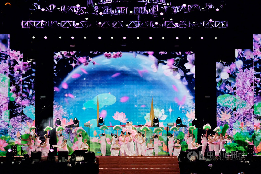 2019國慶晚會首度移師桃園市舉辦,今年以「攜手世界.台灣耀飛」為主題,9日在高鐵桃園站前廣場舉行,桃園市立國樂團及無雙樂團暖場演出,並由桃園在地的敦青舞蹈團以舞蹈演出為活動揭開序幕。中央社記者吳睿騏桃園攝 108年10月9日