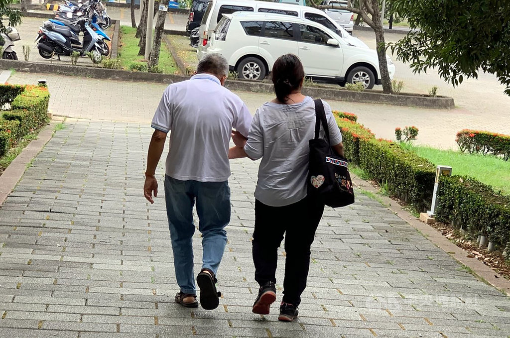 台南市鄭姓男子搭火車持刀刺傷鐵路警察李承翰腹部致死。嘉義地方法院9日開庭,被告律師要求被告需進行精神鑑定,法官同意於25日送鑑定後再開庭;李承翰父親(左)到庭聆聽不發一語。中央社記者黃國芳攝 108年10月9日