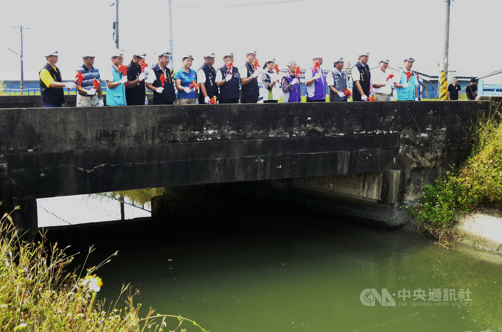 連接嘉義縣民雄鄉與新港鄉的「俊雄6號橋」9日舉行動土典禮,橋梁由嘉義退休教師陳秀治捐贈,以紀念過世的丈夫洪俊雄。中央社記者蔡智明攝 108年10月9日
