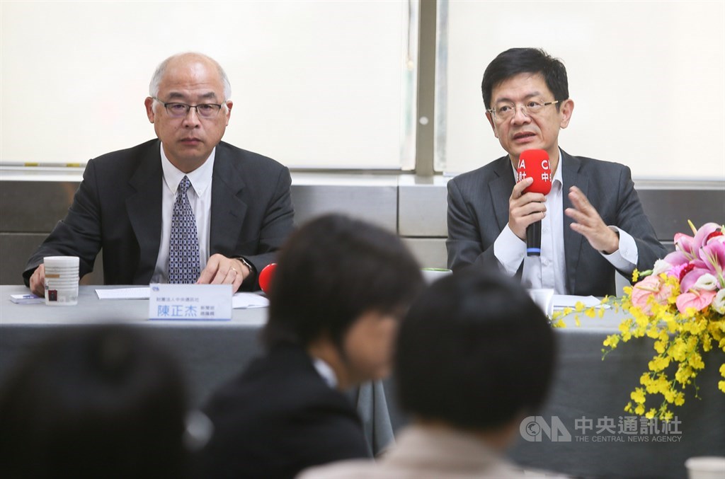 2019年海外華文媒體訪問團9日拜會中央通訊社,中央社社長張瑞昌(右)、總編輯陳正杰(左)說明中央社理念與新聞處理原則。中央社記者謝佳璋攝 108年10月9日