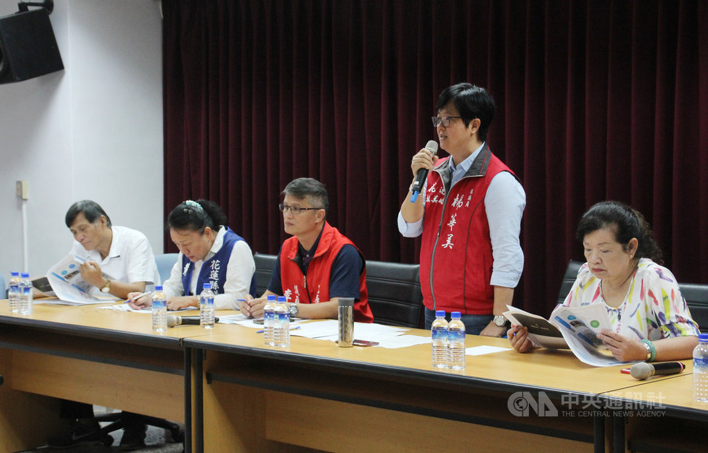 蘇花改109年元月將通車,國道客運預計同步進駐,花蓮縣議員楊華美(右2)9日召集縣議員莊枝財(左起)、黃馨、李正文、張懷文(右)及縣府相關單位等召開專案會議,規劃增設站前地下停車場,搭配市區客運,疏散車站人潮。中央社記者張祈攝 108年10月9日