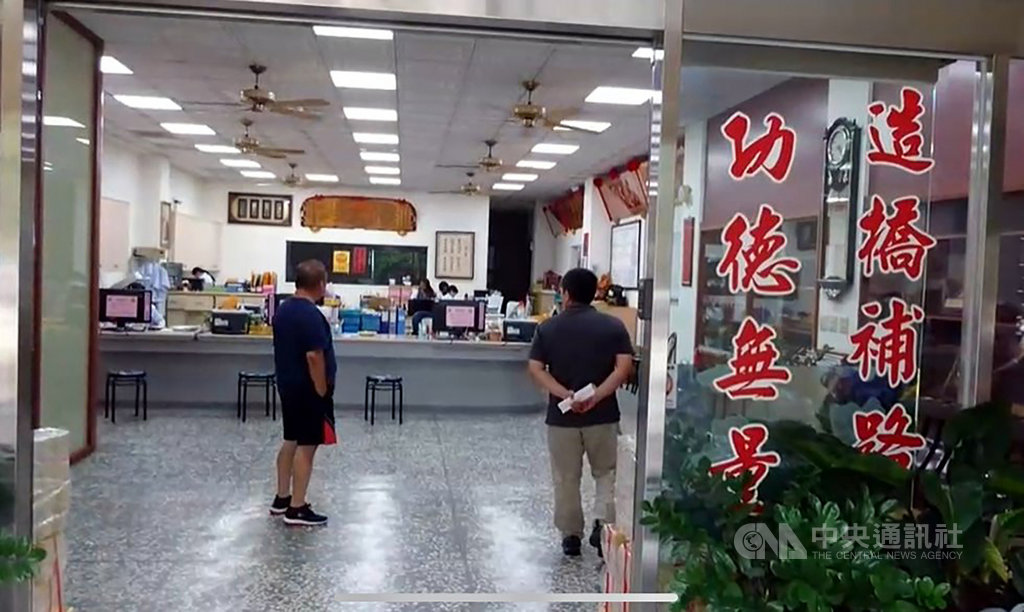 嘉義市嘉邑行善團前總幹事王姓男子疑因被解職,懷恨在心,9日持刀揮砍執行長邱姓男子,王嫌通報救護車並報警,邱男幸無生命危險。圖為行善團成員特地到場關心。(翻攝畫面)中央社記者黃國芳傳真 108年10月9日