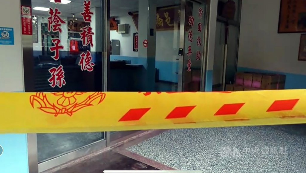 嘉義市嘉邑行善團前總幹事王姓男子疑因被解職,懷恨在心,9日與邱姓執行長發生爭執,憤而持菜刀揮砍邱男成傷,幸無生命危險。圖為警方圍起封鎖線。(翻攝畫面)中央社記者黃國芳傳真 108年10月9日