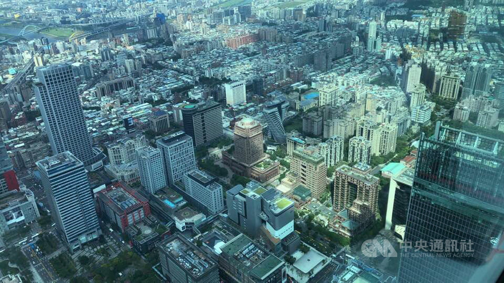 為了吸引台灣遊客造訪台北101觀景台,台北101宣布,推出營運15年以來觀景台最低票價,10月10日起至12月30日,每天中午12時前,台灣遊客憑身分證明文件購買觀景台門票,可享新台幣101元優惠票價。中央社記者吳柏緯攝 108年10月9日