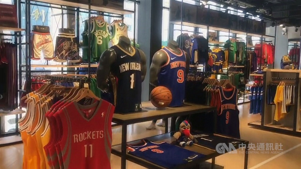 NBA風波在中國持續延燒,位在北京鬧區王府井大街的NBA北京旗艦店生意9日下午受到影響,店內出現店員比客人還多的景象,中國前球星姚明曾擁有的火箭隊11號球衣(左下),仍被擺在顯眼位置。中央社記者邱國強北京攝 108年10月9日