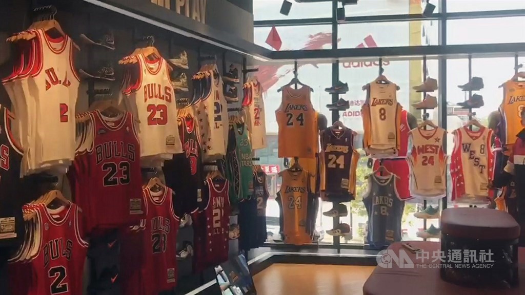 NBA風波在中國持續延燒,位在北京鬧區王府井大街的NBA北京旗艦店生意9日下午受到影響,店內出現店員比客人還多的景象,只見各隊球衣高掛,但乏人問津。中央社記者邱國強北京攝 108年10月9日