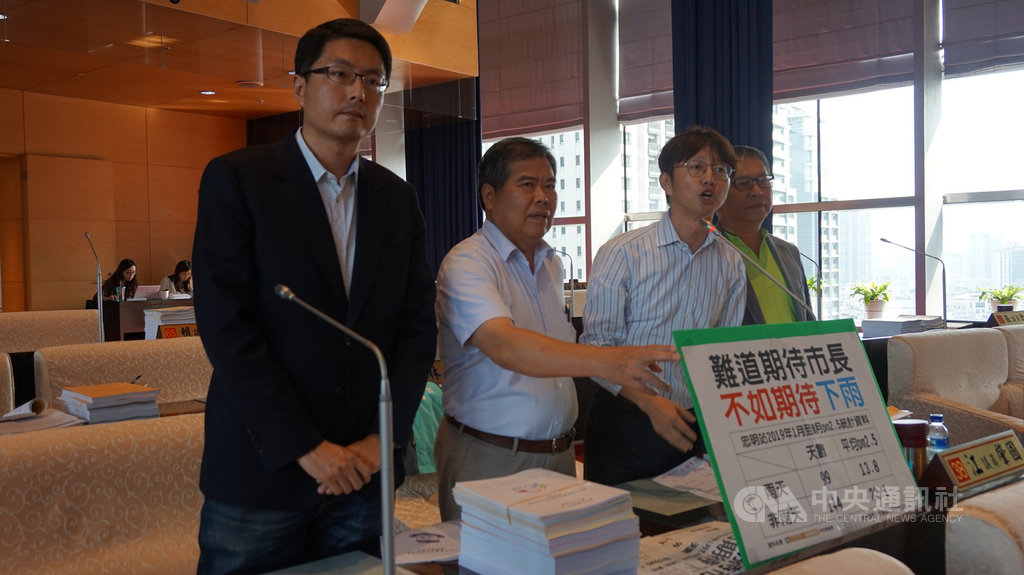 台中市空污問題嚴重,民進黨市議員江肇國(右2)指出,去年比今年多下了30天的雨,空品不良的天數也隨之減少,難道想要好空氣,只能期待天公伯下雨嗎。中央社記者趙麗妍攝 108年10月9日